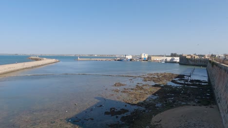 Fischereihafen:-Die-Alte-Festung-El-Jadida-Offenbart-Eine-Malerische-Uferpromenade-In-Marokko