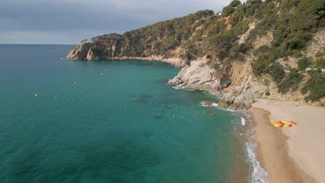Costa-Brava-Mit-Diesen-Atemberaubenden-Luftbildern-Eines-Paradiesischen-Strandes-Ohne-Menschenmassen-In-Tossa-De-Mar,-Girona