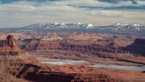 Zeitraffer-Von-Wolken,-Die-Sich-über-Dem-Dead-Horse-Point-State-Park-Und-Potash-Ponds,-Moab,-Utah,-USA,-Bewegen
