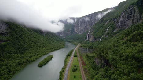Hohe-Schlucht-Mit-Fluss-In-Norwegen