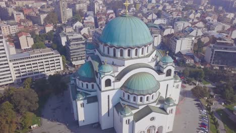 Fantástica-Toma-Aérea-Inclinada-Del-Templo-De-San-Sava,-Beograd-Srbija