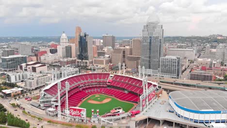 Cincinnati-Reds-Tolles-Amerikanisches-Baseball-Drohnenvideo-Downtown-Baseball