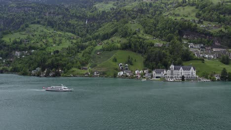 Barco-Navegando-En-El-Lago-De-Lucerna,-Cerca-Del-Park-Hotel-Vitznau-En-El-Centro-De-Suiza