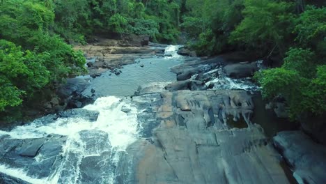 Entspannende-Langsame-Luftaufnahme-Von-Fluss-Und-Wasserfall-Im-Brasilianischen-Regenwald