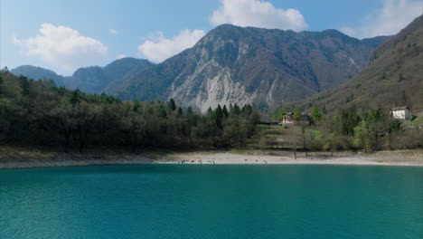 Impresionantes-Vistas-Del-Lago-Tenno-En-Trentino-Alto-Adige,-Provincia-De-Trento,-Italia