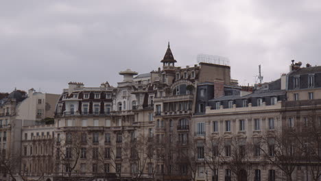 Architekturgebäude-Entlang-Des-Seineufers-In-Paris,-Frankreich