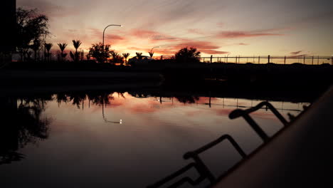 Kanal-In-Tempe,-Arizona-Bei-Nacht-In-Der-Stadt-Mit-Wunderschönem-Sonnenuntergang