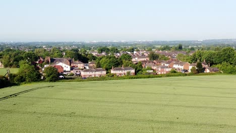 Luftdrohnenaufnahme-Des-Dorfes-Cronton-Im-Vereinigten-Königreich-Mit-Blick-Auf-Das-Ackerland-Mit-Wohnhäusern-Und-Wunderschöner-Landschaft