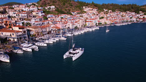 Yate-Catamarán-Cruzando-Un-Pueblo-De-Barcos-En-Grecia