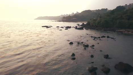 Sonnenuntergang-Am-Strand-Der-Tropischen-Bucht-Mit-Palmen-Im-Tropischen-Goa-In-Indien-An-Der-Bucht-Des-Arabischen-Meeres-Indischer-Ozean-Sonnenuntergang-Am-Strand-Filmische-Vorwärtsbewegung-Aus-Der-Luft