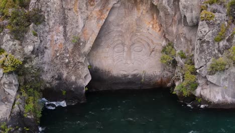 Carving-of-Ta-Moko-tattooed-face,-amazing-piece-of-Maori-art