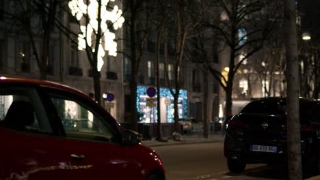 Städtische-Nachtszene-Mit-Fahrzeugen,-Die-Auf-Der-Straße-Fahren