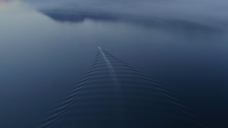 Kippaufnahme-Eines-Fischerbootes-In-Der-Bucht-Von-Kotor-Während-Eines-Nebligen-Morgens,-Luftaufnahme