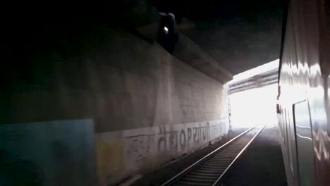 Personenzug-Fährt-Auf-Gleisen-Am-Morgen-Beim-Überqueren-Der-Brücke.-Das-Video-Wurde-Am-4.-August-2022-Am-Bahnhof-Neu-Delhi-Aufgenommen