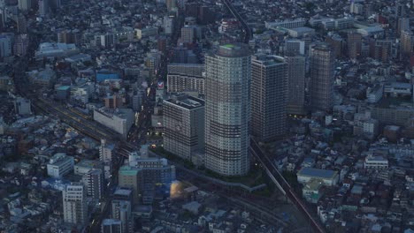 Vistas-Desde-Arriba-De-La-Ciudad-Congestionada-De-Tokio-Al-Atardecer,-Japón