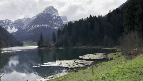 El-Obersee-En-La-Zona-De-Los-Alpes-De-Glarus-De-Glarnerland,-Näfels,-Cantón-De-Glarus,-Suiza--Hermoso-Reflejo
