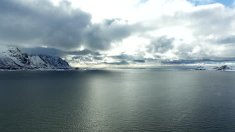 Flauschige-Wolken-über-Dem-Offenen-Meer-Im-Winter-Auf-Der-Insel-Lofoten,-Norwegen