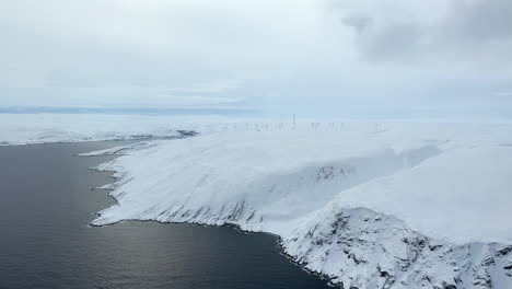 Vista-Aérea-De-Un-Parque-Eólico-Que-Destruye-El-Bonito-Paisaje-De-Los-Alrededores,-Norte-De-Noruega,-Finnmark