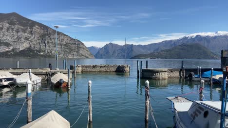 Statische-Ansicht-Eines-Kleinen-Motorboots,-Das-Aus-Einem-Kleinen-Hafen-Im-Iseosee,-Italien,-Kommt