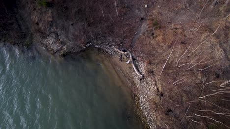 Vista-De-Drones-Del-Hombre-Pescando-En-Un-Lago