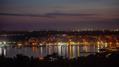Ein-Landschaftsbild-Des-Hafens-Von-Marsaxlokk-Am-Abend,-Gesprenkelt-Mit-Lichtern,-Was-Maltas-Touristische-Anziehungskraft-Beweist