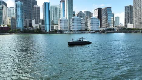 Luftaufnahme-Eines-Reichen-Mannes-In-Seiner-Yacht-Nahe-Der-Küste-Von-Miami-In-Den-Vereinigten-Staaten