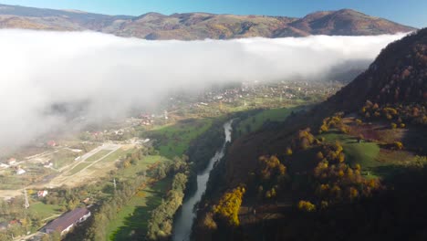 Schwenk-über-Die-Wunderschöne-Malerische-Landschaft-Siebenbürgens,-Rumänien,-Mit-Flüssen-Und-Herbstlich-Gefärbten-Bäumen