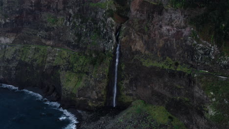 Drohnenaufnahmen-Bieten-Einen-Atemberaubenden-Panoramablick-Auf-Den-Wasserfall-Auf-Der-Klippe-Von-Madeira-Vom-Miradouro-Do-Véu-Da-Noiva