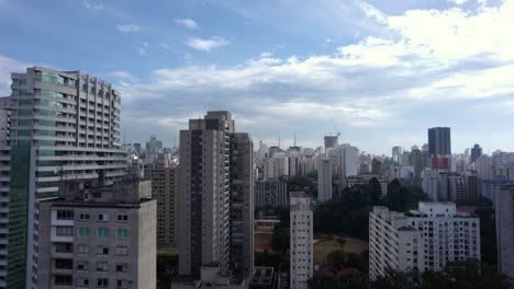 Disparo-De-Drones-Que-Se-Eleva-Sobre-El-Codominium-En-Consolacao,-Día-Soleado-En-Sao-Paulo,-Brasil