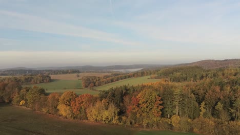 Flug-über-Eine-Deutsche-Ländliche-Landschaft-Mit-Schönen-Herbstfarben