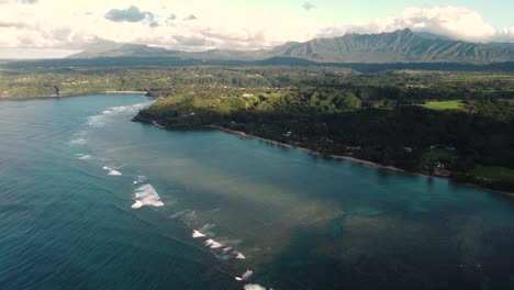 Vista-Aérea-Cinematográfica-Sobre-La-Playa-De-Anini,-Kauai,-Hawaii