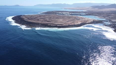 Drohne-Kreist-über-Der-Bucht-Von-La-Santa-Auf-Der-Kanarischen-Insel-Lanzarote,-Schönes-Wetter