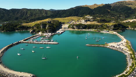 Antena-Sobre-El-Puerto-Deportivo-De-Tarakohe-En-Golden-Bay,-Tasman,-Isla-Del-Sur,-Nueva-Zelanda