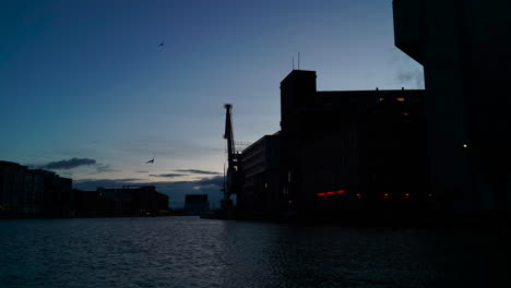 Sonnenaufgang-Am-Hafen-Mit-Spiegelungen-Im-Wasser