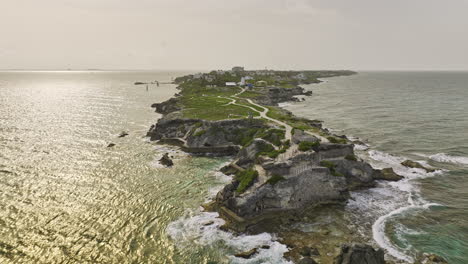 Isla-Mujeres-Mexico-Luftaufnahme-V19,-Filmischer-Drohnenflug-über-Die-Südspitze-Der-Insel,-Aufnahme-Der-Beliebten-Touristenattraktion-Punta-Sur-Ecological-Park-–-Aufgenommen-Mit-Mavic-3-Cine-–-Juli-2022