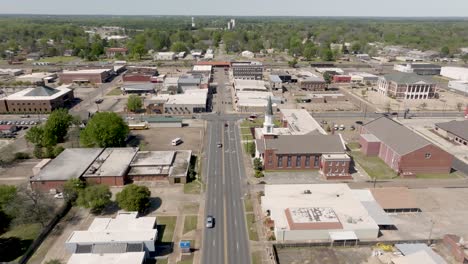 Hope,-Arkansas-downtown-with-drone-video-moving-forward