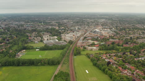 Breite-Kreisende-Luftaufnahme-über-East-Cambridge