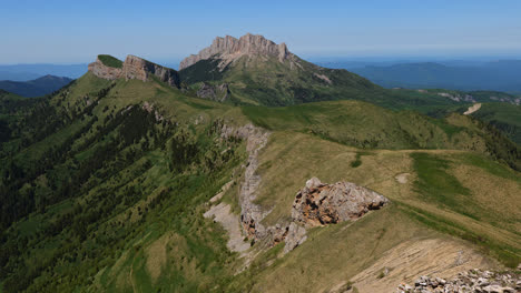 Ampliar-La-Vista-Del-Paisaje-De-Los-Valles-Y-Bosques-Rocosos-De-Las-Montañas-Del-Cáucaso,-En-Un-Día-Soleado