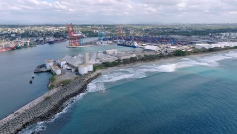 Hafen-Mit-Großen-Kränen-Und-Vielen-Containern-In-Haina,-Dominikanische-Republik