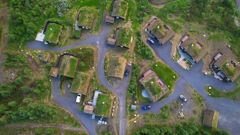 Asentamiento-Clásico-De-Casas-Verdes-En-Noruega
