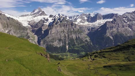 Espectacular-Vista-Aérea-De-Las-Montañas-Alpinas-Suizas-Cubiertas-De-Nieve-Schreckhorn-Y-Finsteraarhorn-Justo-Contra-El-Famoso-Lago-Alpino-Bachalpsee-En-Grindelwald-primero,-Alpes-Berneses,-Suiza,-Europa