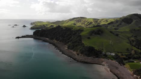 Aerial-pullback-of-The-Coromandel-peninsula,-travel-destination-in-New-Zealand