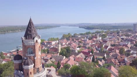 Fantastische-Filmische-4K-Luftaufnahme-Des-Gardos-Turms-In-Der-Altstadt-Von-Zemun,-Belgrad