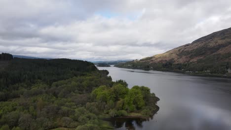 Imágenes-Aéreas-De-Drones-Cinematográficos-Del-Idílico-Paisaje-Acuático-Pacífico-De-Loch-Awe-En-Escocia