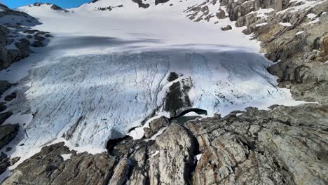 Wunderschöne-Luftaufnahme-Des-Brewster-Gletschers-Enthüllt-Den-Berggipfel