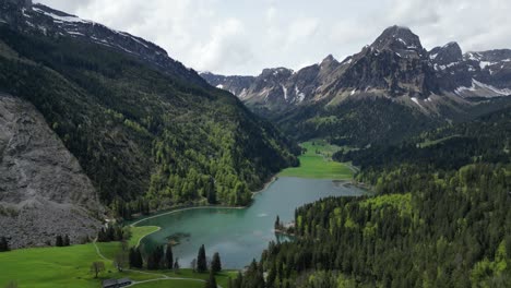 Lago-Obersee-Abrazado-En-Un-Impresionante-Paisaje-Suizo-De-Montañas-Alpinas,-árboles