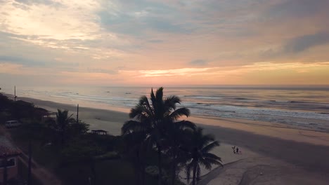 Am-Frühen-Morgen-Aufsteigende-Aufnahme-Des-Strandes-Von-Itanhaem-Mit-Verrücktem-Himmel-Und-Sonne-Im-Hintergrund