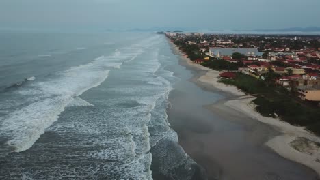 Unglaubliche-Aufnahme-Des-Meeresstrandes-In-Brasilien,-Wunderschöne-Luftaufnahme-Des-Sonnenaufgangs