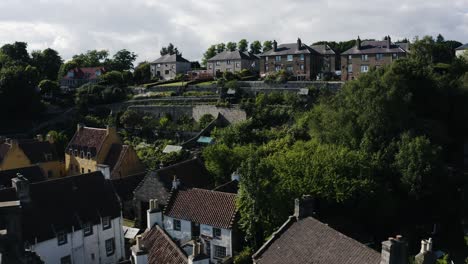 Aerial-view-passing-by-the-Culross-Town-House-in-Fife,-Scotland