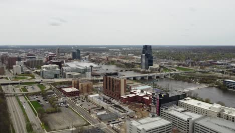 Grand-Rapids,-Michigan,-Innenstadt,-Luftaufnahmen-Von-Drohnen,-Gebäude,-Stadtbild